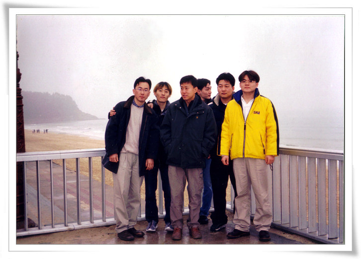 대학원석사1학기때_1_교수님과재학생모두_e.jpg