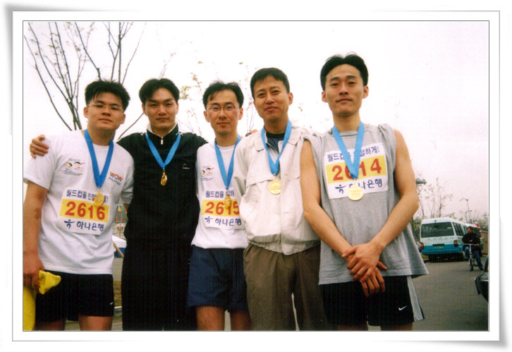 대학원석사1학기_마라톤_04_교수님과20Km완주재학생단체.jpg